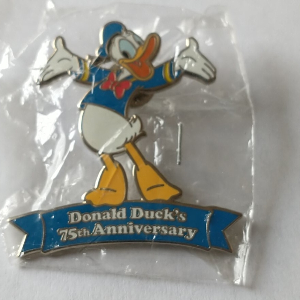 Authentic Disney pin 75th anniversary Donald Duck